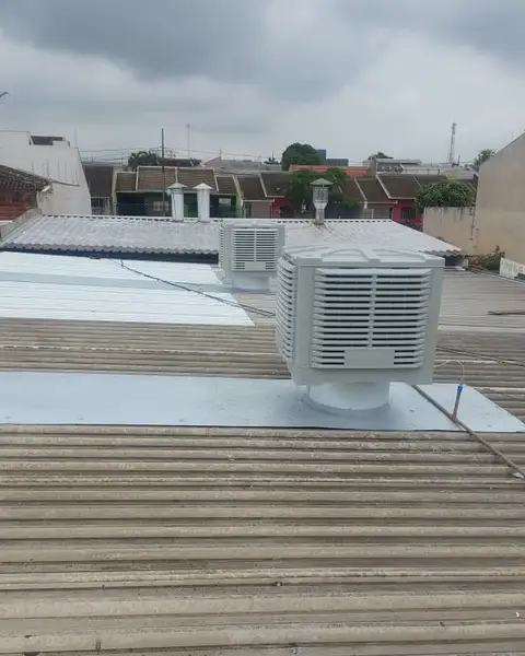 Climatizador no telhado de uma empresa, em dia nublado