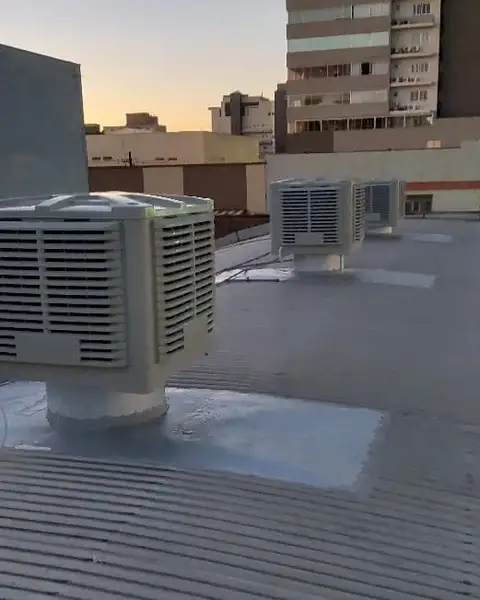 Climatizadores no telhado no fim da tarde